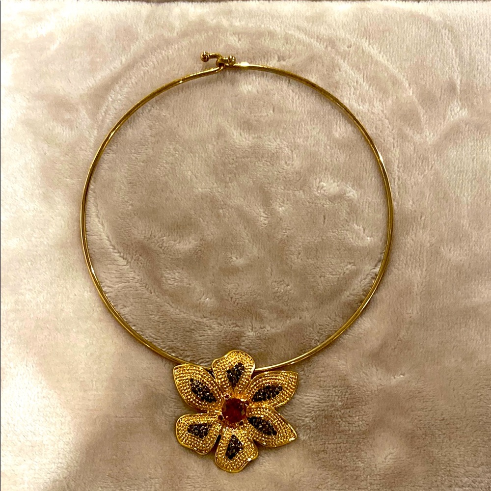 Elegant Gold Flower Pendant Necklace